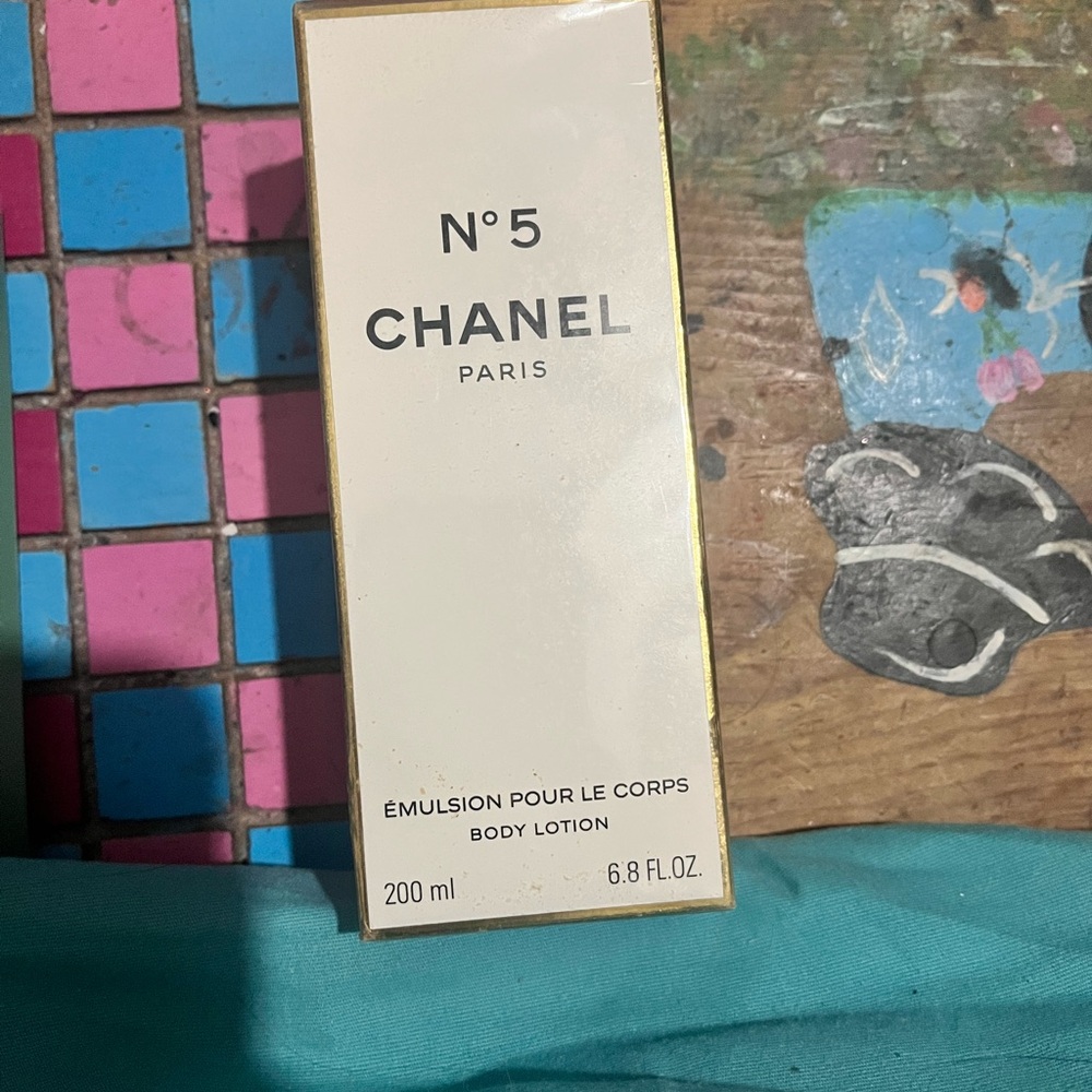 CHANEL No. 5 Body Lotion in Classic White and Gold